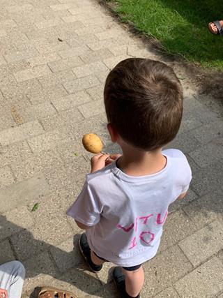 Barnet med et æg på en ske